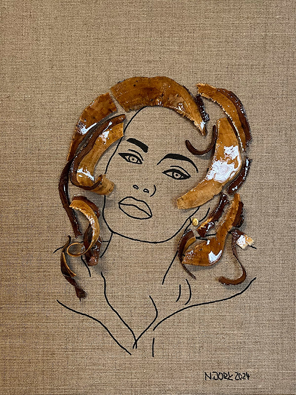 Kunstporträt einer Frau mit Haaren aus echter Baumrinde – Mixed Media aus der Serie 'Ein Baum ist auch nur ein Mensch'